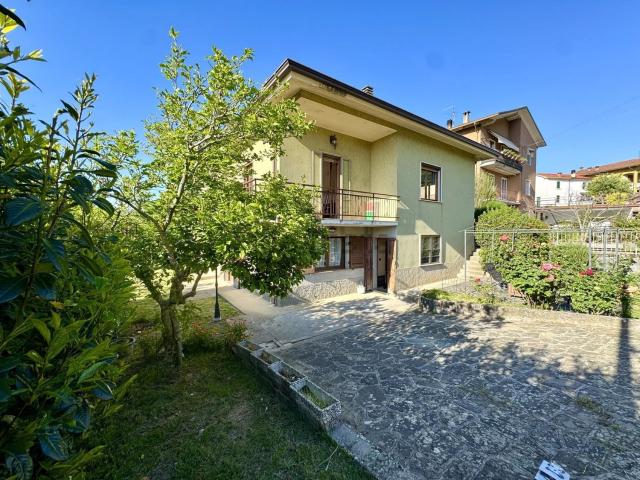Villetta indipendente in vendita di 310 m² in Via G. Cenni