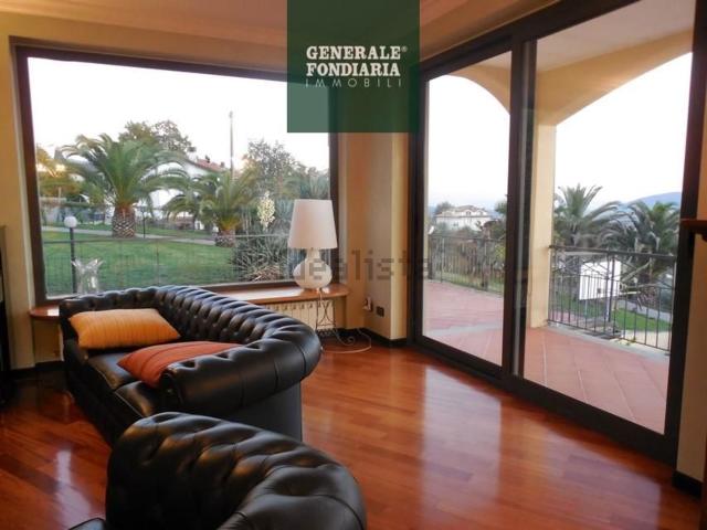 Villetta indipendente in vendita di 310 m² in Via Genova