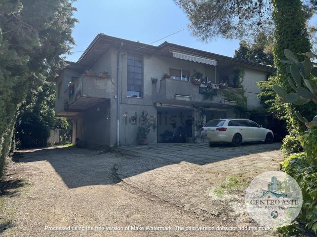 Villetta indipendente in vendita di 310 m² in Via De Litio