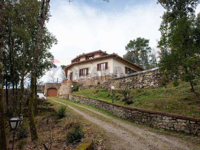 Villetta indipendente in vendita di 310 m² in Via della Badia