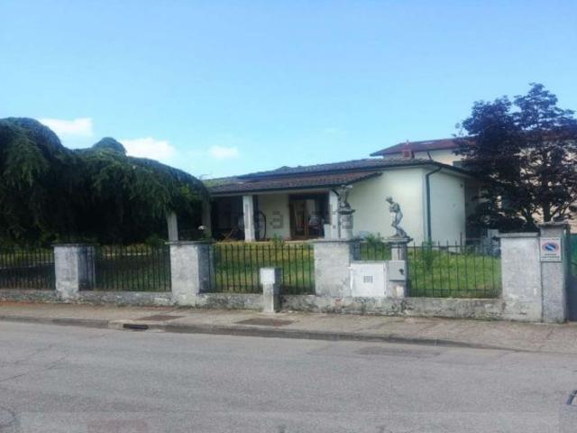 Villetta indipendente in vendita di 310 m² in Via Luigi Einaudi, 37