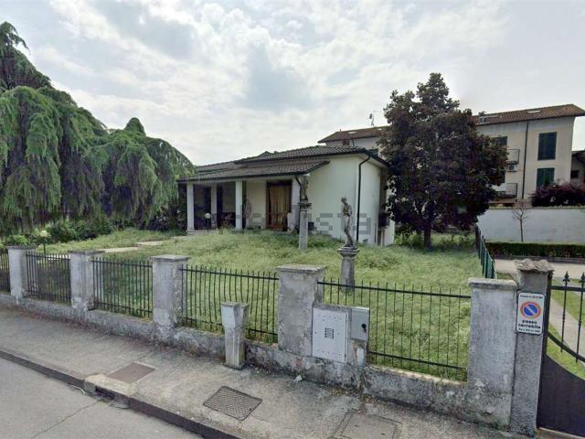 Villetta indipendente in vendita di 310 m² in Via Luigi Einaudi, 37