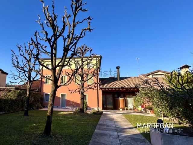 Villetta indipendente in vendita di 310 m² in Via Villetta