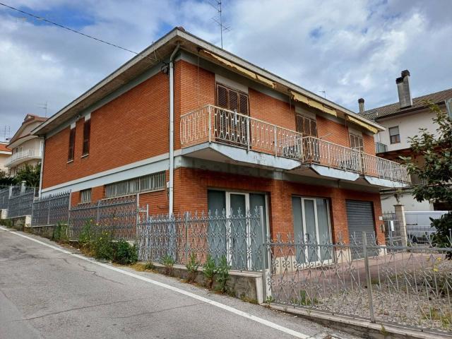 Villetta indipendente in vendita di 310 m² in Viale Alcide De Gasperi, 240