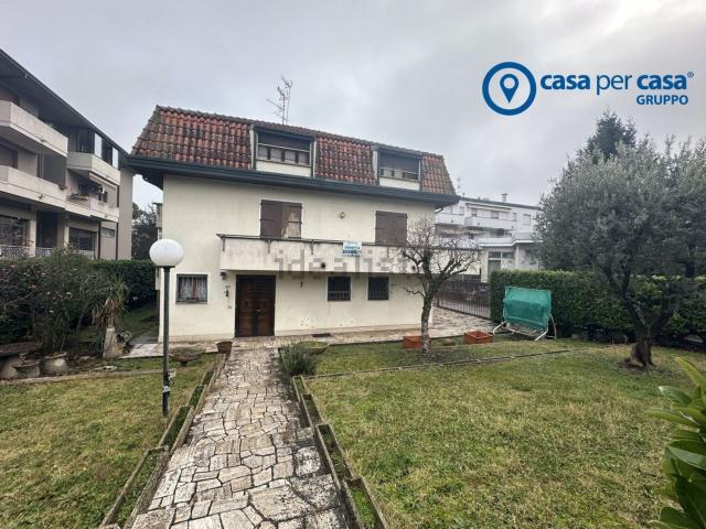 Villetta indipendente in vendita di 310 m² in Viale Porta Adige, 16