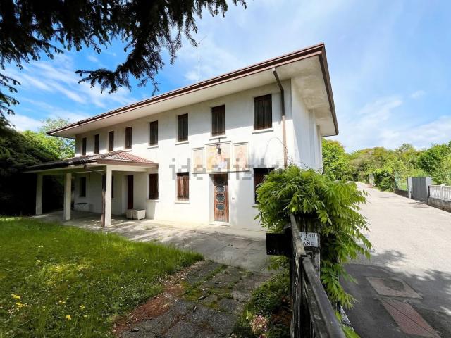 Villetta indipendente in vendita di 311 m² in Via Monte Grappa