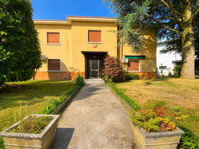 Villetta indipendente in vendita di 315 m² in Via Gaio, 1