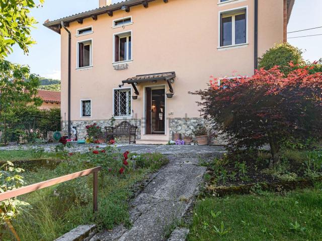 Villetta indipendente in vendita di 290 m² in Via Maistri
