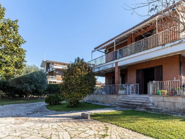 Villetta indipendente in vendita di 319 m² in Via Giovan Battista Lulli, 38