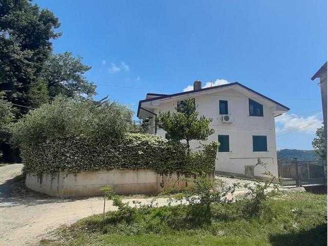 Villetta indipendente in vendita di 320 m² in Via Colle San Donato