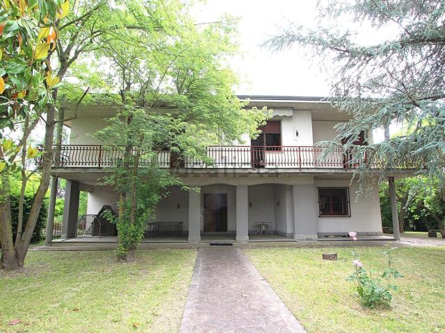 Villetta indipendente in vendita di 320 m² in Via Canova, 107