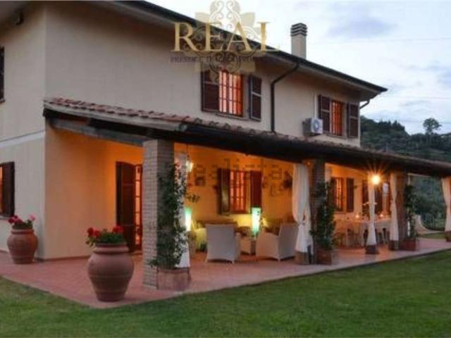 Villetta indipendente in vendita di 320 m² in Via Belvedere, 1