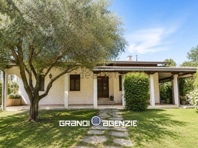 Villetta indipendente in vendita di 320 m² in Via della Croce, 25