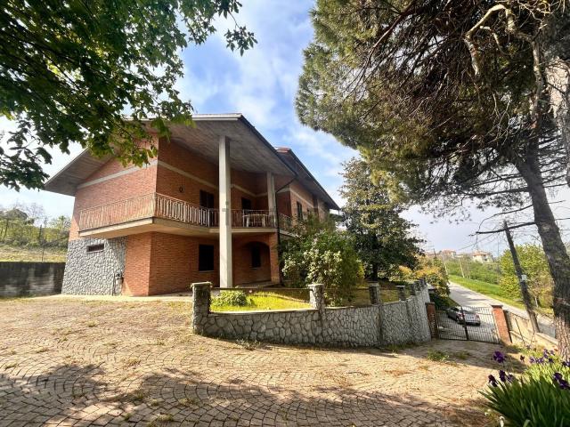 Villetta indipendente in vendita di 320 m² in Via IV Novembre, 51