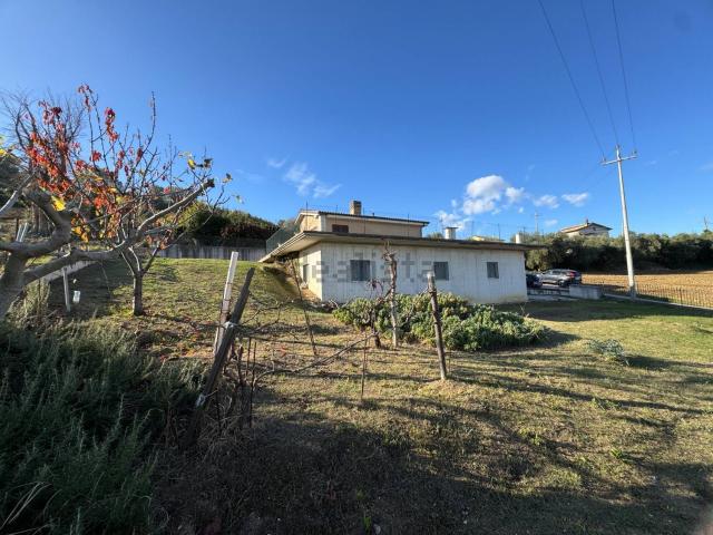 Villetta indipendente in vendita di 320 m² in Via Osvaldo Licini