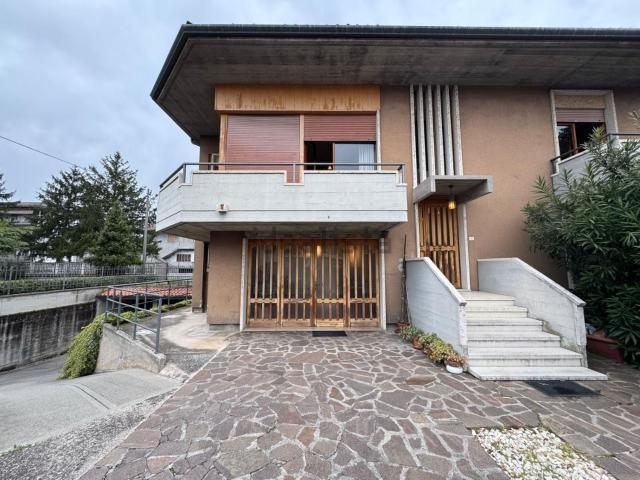 Villetta indipendente in vendita di 320 m² in Via L. Einaudi