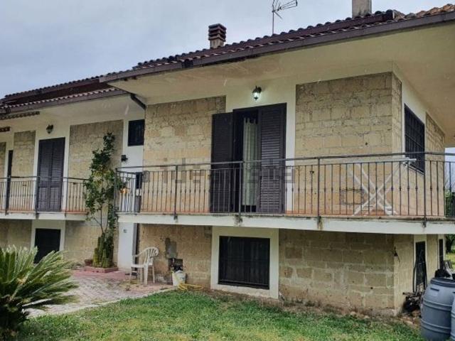 Villetta indipendente in vendita di 320 m² in Via Lombari