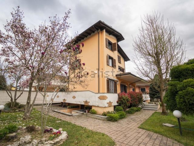 Villetta indipendente in vendita di 320 m² in Via Leonardo da Vinci, 50