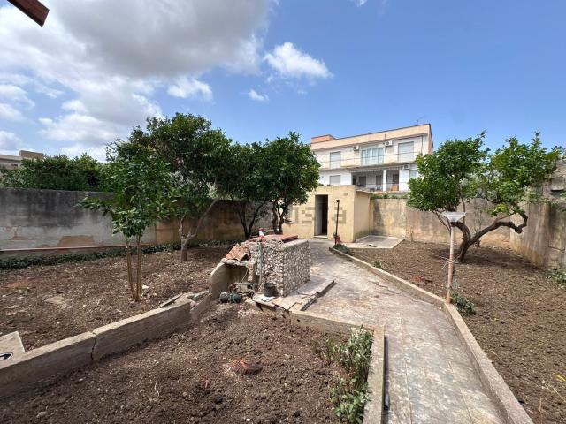 Villetta indipendente in vendita di 320 m² in Via Medea
