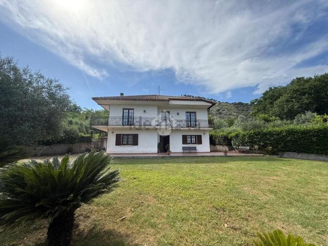 Villetta indipendente in vendita di 320 m² in Via Santa Maria Di Trocchio