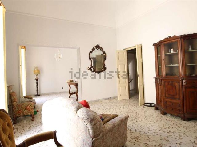 Villetta indipendente in vendita di 320 m² in Via Regina Sforza
