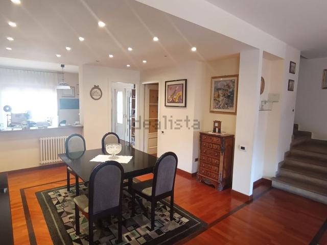 Villetta indipendente in vendita di 320 m² in Viale Moro, 51