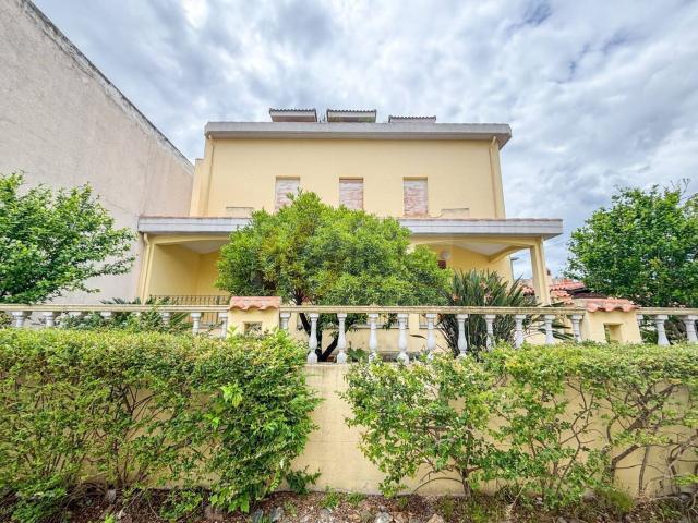 Villetta indipendente in vendita di 320 m² in Vico I&apos  Antonio Segni, 23