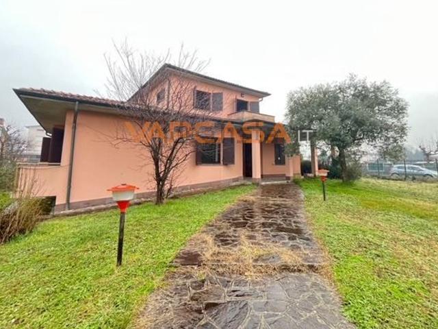 Villetta indipendente in vendita di 322 m² in Via Giacomo Puccini