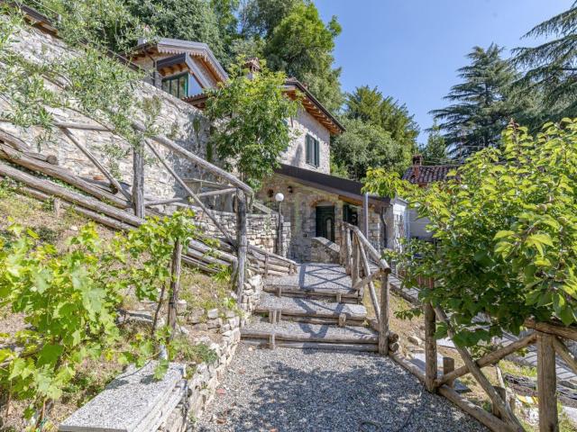 Villetta indipendente in vendita di 323 m² in Via Ai Monti