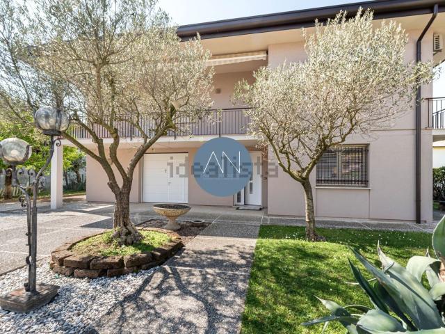 Villetta indipendente in vendita di 324 m² in Via Sant&apos  Agnese, 35