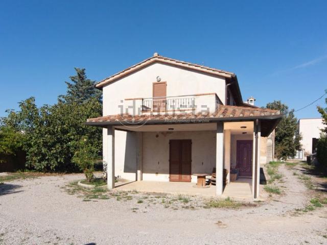 Villetta indipendente in vendita di 325 m² in Via Sandro Penna