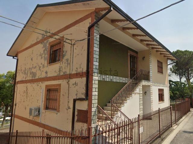 Villetta indipendente in vendita di 325 m² in Piazza Lorenzo Cappelli, 34