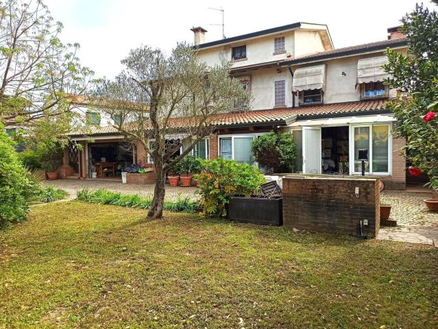Villetta indipendente in vendita di 327 m² in Via Arginone Cornè, 1971