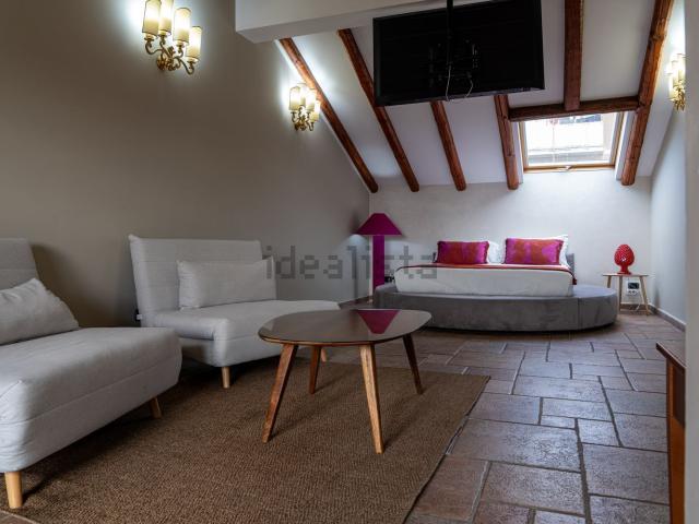 Villetta indipendente in vendita di 328 m² in Via Antonio de Curtis