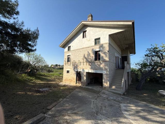 Villetta indipendente in vendita di 328 m² in Via Osvaldo Licini