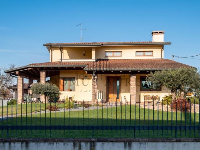 Villetta indipendente in vendita di 329 m²