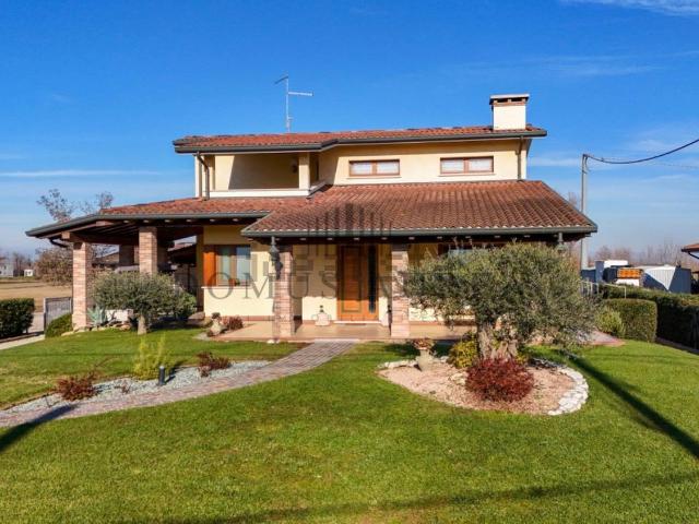 Villetta indipendente in vendita di 329 m² in Via Giovanni Boccaccio