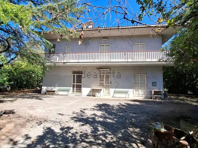 Villetta indipendente in vendita di 330 m² in Via Casilina Nord