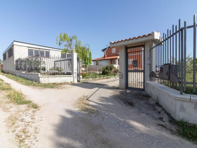 Villetta indipendente in vendita di 330 m² in Via Castelluccio
