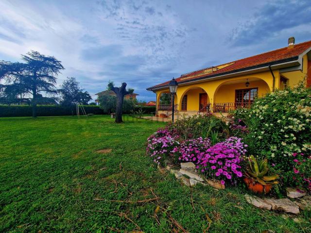 Villetta indipendente in vendita di 330 m² in Via Appia