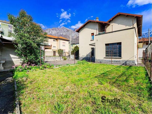 Villetta indipendente in vendita di 330 m² in Via F. Petrarca, 13