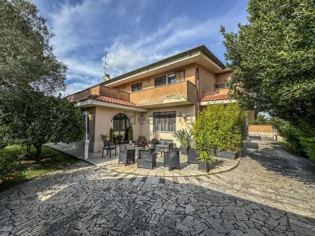 Villetta indipendente in vendita di 330 m² in Via Trodena