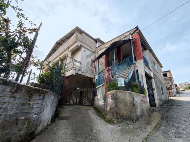 Villetta indipendente in vendita di 330 m² in Via Volturno