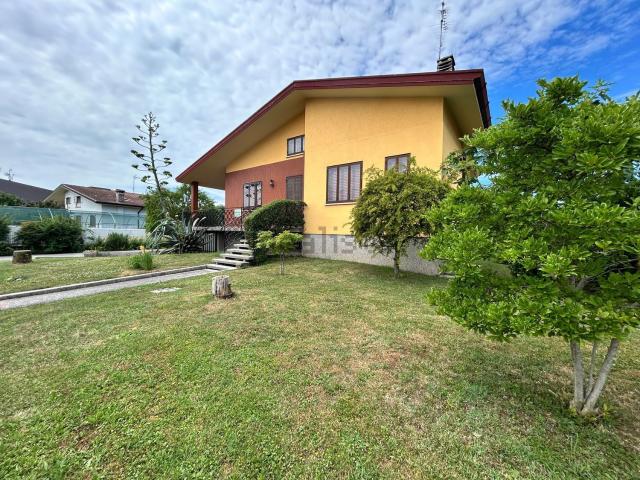 Villetta indipendente in vendita di 331 m² in Via 25 Aprile 1945, 1