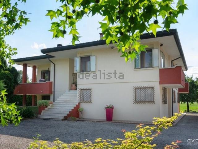 Villetta indipendente in vendita di 331 m² in Via Monte Grappa
