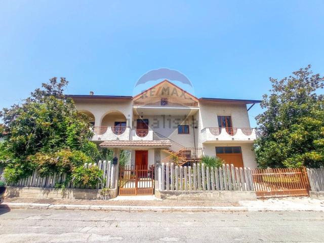 Villetta indipendente in vendita di 331 m² in Via Walter Tobagi, 10