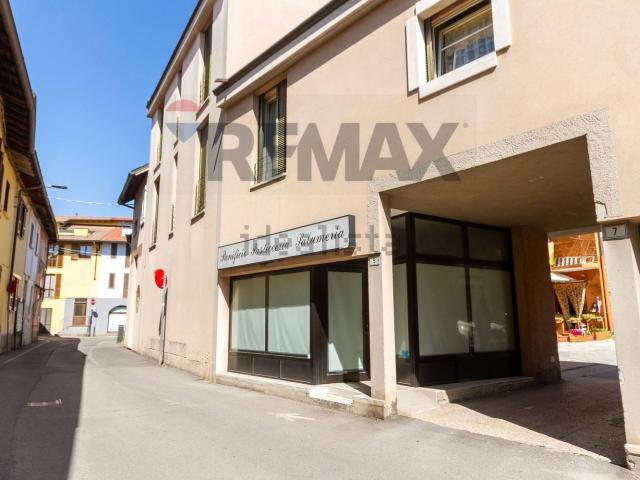 Villetta indipendente in vendita di 332 m² in Via Dante Alighieri, 3