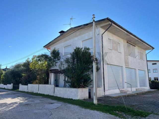 Villetta indipendente in vendita di 335 m² in Via Cristoforo Colombo, 107