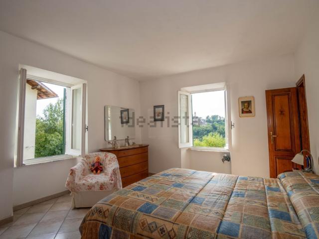 Villetta indipendente in vendita di 335 m² in Via Avezzona Quarlera, 4