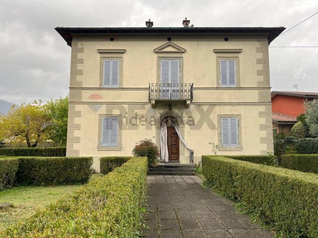 Villetta indipendente in vendita di 339 m² in Via di Coreglia